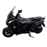 Coprigambe Termoscud R206Z, un coprigambe impermeabile con fodera termica. In uso su scooter. Di Tucano Urbano.